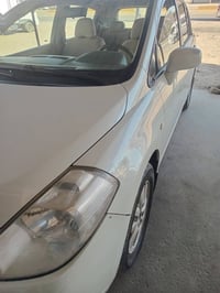 نيسان تيده  ٢٠٠٩  لون ابيض صدفي صبغ الجنطه وبيه مكانين بارد كير محرك ت...