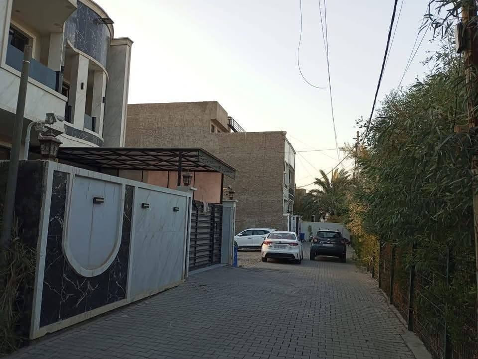 بيت  للبيع طابقين في سبع ابكار خلف منتزه النخيل ملك صرف زراعي سند ٢٥مساحة ٢٢١ م واجهة ٩.٥م نزال ٢٣م
الطابق الاول : كراج كبير وحديقة + سبرتنج + صحيات خارجية 

مطبخ حار وبارد ومنورين 

استقبال كبيرة ٥*٧ 

غرف نوم عدد٢ 4.5*4

حولي كبير 7*5

صحيات +حمام منفصل 

درج بيانو 

نظام كاميرات 

نظام سماعات 

كهرباء بوري 

الجام دبل جام ضد الصوت والروائح 

ابواب تركية خشب للغرف + باب مدخل قاصة تركي للاستقبال +المطبخ 

الطابق الثاني 4 غرف نوم 

واحدة منهم سويت 7*5 معزول السخان والتانكي عن البيت وبلوكانات 2

صحيات +لوندري وحولي كبير 

الطابق الثالث غرفة متكاملة وحولي كبير 

نظام السبالت بواري بكل البيت 

3 تانكي كبير وسطح كبير

للتواصل ‏‪+964 774 446 2004‬‏
