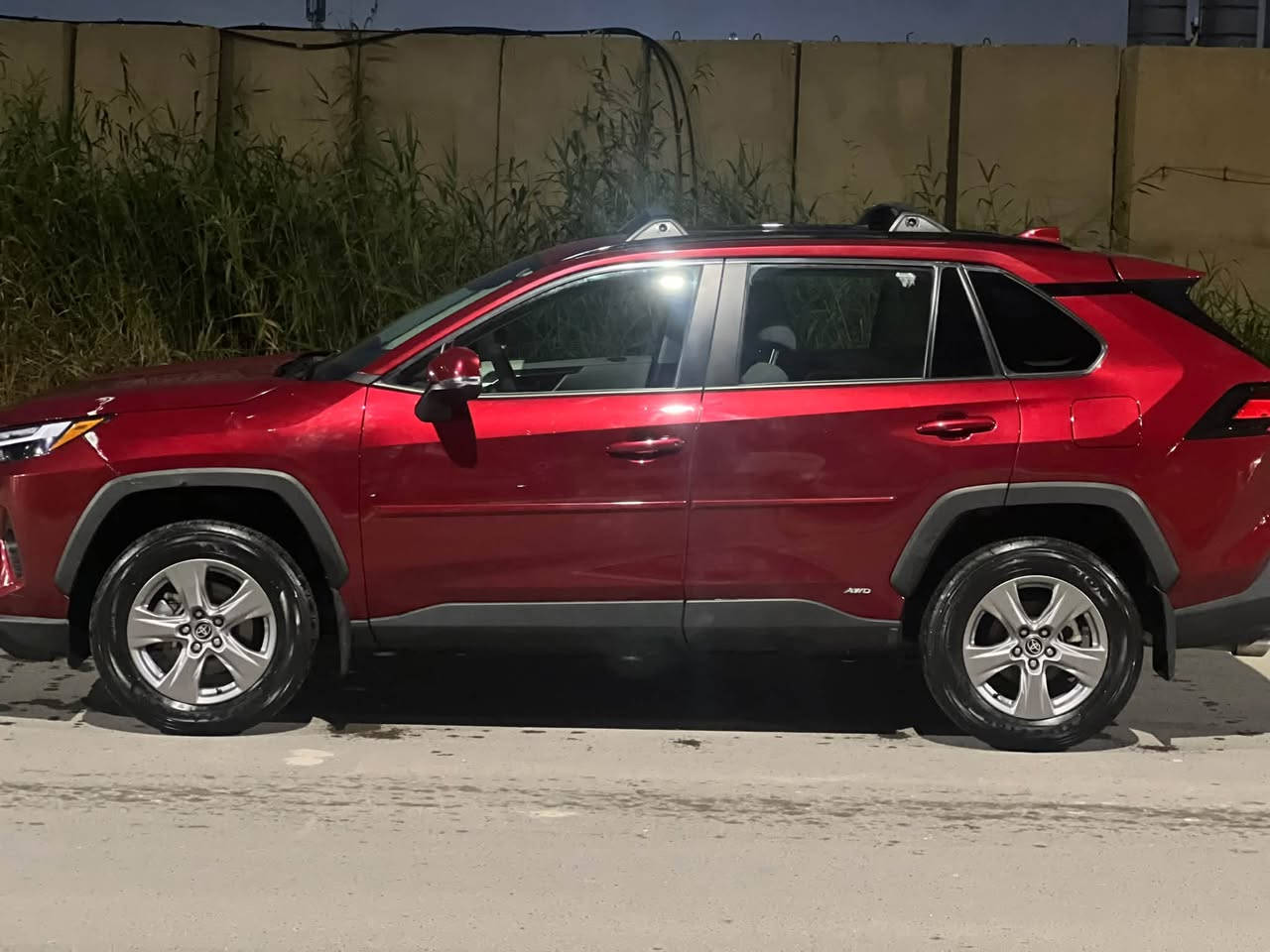 🚨 للبيع: تويوتا راف فور (Toyota RAV4) - فئةXLE HYBRID 🚨
🚨 للبيع: تويوتا راف فور (Toyota RAV4) - فئة Xle HYBRID  موديل ٢٠٢٤🚨

✨ السيارة بحالة ممتازة جداً - الفئة الرياضية والأعلى رغبة (اقتصاد وقوة مذهلة) ✨

​⚙️ المحرك والأداء:

​المنظومة: محرك 2.5 لتر 4 سلندر + منظومة هايبرد Hybrid (اقتصادية جداً في استهلاك الوقود).

​القوة: 219 حصان مع تسارع وقوة ممتازة.

​نظام القيادة: دفع رباعي ذكي مستمر (AWD-i) مع وضعيات قيادة متعددة (Eco / Sport  / Normal).

​ناقل الحركة: أوتوماتيكي سلس متطور (e-CVT).

​🚘 المواصفات الخارجية (XLE Sport Package):

​التصميم: لون احمر مميز .

​اللمسات الرياضية: شبك، صدامات، حواف العجلات.

​سكك (عارضات) تحميل على السقف.

​الويل كب : ألمنيوم مقاس 17.

​الصندوق الخلفي: فتح وإغلاق يدوي.

​الإضاءة: مصابيح أمامية وخلفية LED متطورة.

​🛋️ المقصورة الداخلية والرفاهية:

​المقاعد:مخمل  للمقاعد الأمامية + تحكم كهربائي بمقعد السائق.

​الشاشات:

​شاشة عرض وسطية تعمل باللمس تدعم Apple CarPlay و Android Auto.

​شاشة عدادات رقمية (دجتال) أمام السائق.

​التكييف: أوتوماتيكي ممتاز مزدوج المناطق (Dual Zone) مع فتحات تكييف خلفية.

​🛡️ أنظمة الأمان والسلامة (Toyota Safety Sense):

​المرايا الجانبية: تحتوي على رادارات / نظام التنبيه للنقاط العمياء (Blind Spot Monitor).

​الرادار الأمامي: مثبت سرعة تفاعلي/تكيفي + نظام الحفاظ على المسار والتنبيه عند الخروج عنه.

​الكاميرات: كاميرا خلفية ملونة مع حساسات مساعدة.

​📌 اللوحة / :  (بغداد / حرة تحويل ثاني يوم ).

📌 موديل / ٢٠٢٤

📌 حالة السيارة: (  حادثها  بجم ضربه صطحيه بدون دواخل وايرباك  عدا حادث أمريكا).

📍 الموقع: (بغداد / حي الجهاد).

📏 المسافة المقطوعة (الممشى): (@٨٠.٠٠٠الف كيلومتر قابل للزيادة ).

💰 السعر المطلوب: (٢٢ الف دولا ٢٢٠ورقة بيها مجال جدا قليل ). مكان حي الجهاد نقصه فقط صبغ موضحه بصور 

​📞 للتواصل والاستفسار:

​رقم الهاتف***********

​واتساب:*********** ]

⭕️
