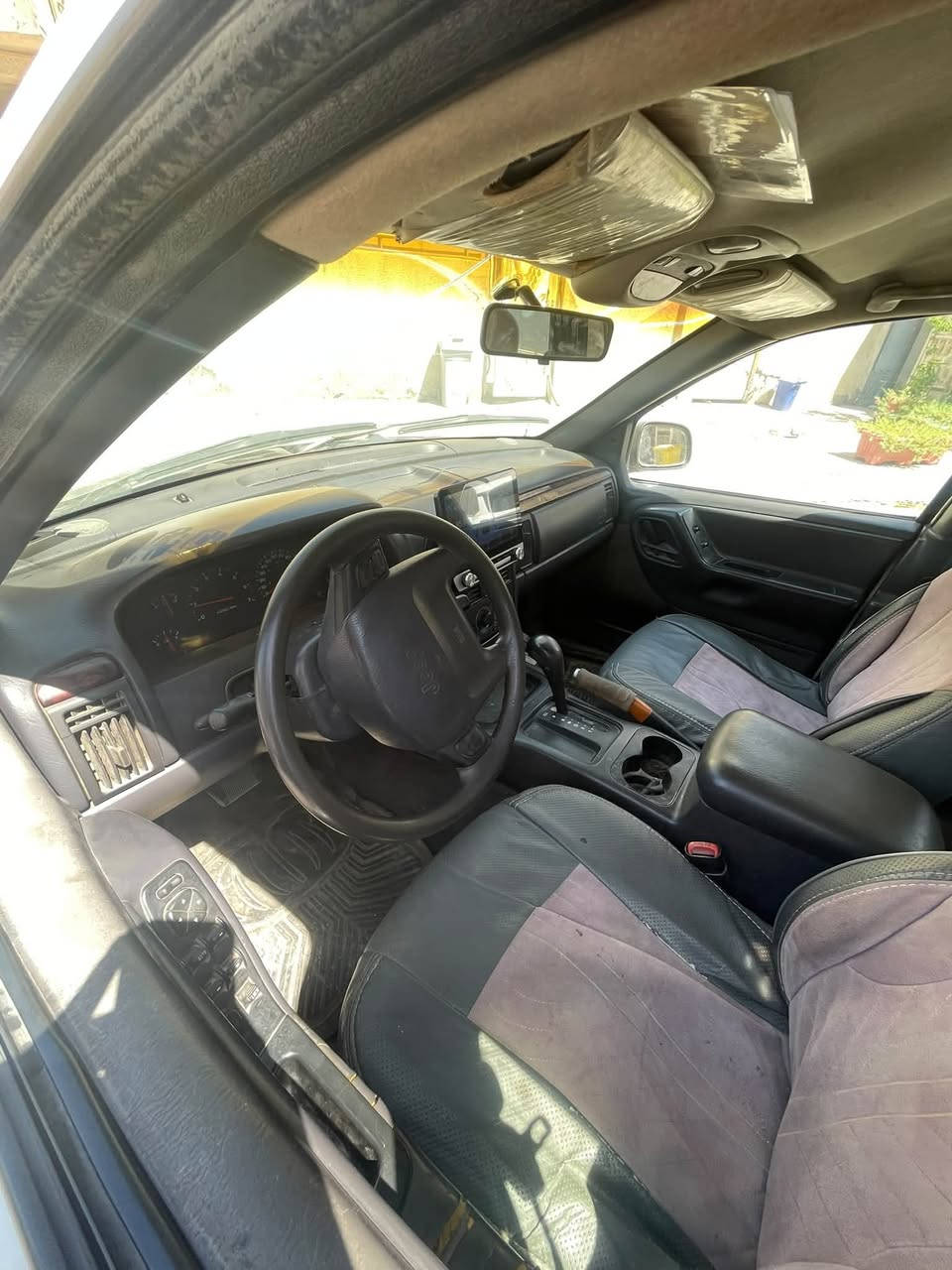 جيب موديل ٢٠٠٠ السيارة بدون حادث بيه مكانات تكحيل مكينة خير من الله الكهربائيات كامله الصدر الخلفي نص عمر باتري جديد عبو بانزين جديدة 
مكان بغداد شارع فلسطين ***********

السعر 52 أو بيه مجال
