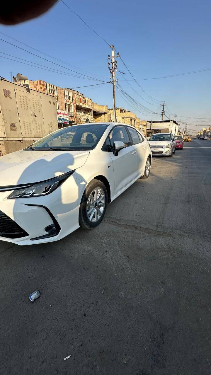 سلام عليكم سيارة كورلا زيرو  هايبرد موديل 25 استلام شركة جديدة بحالة الوكالة ماشية 69 كيلو فقط بسمي تحويل ثاني يوم سيارة حرة تحويل ثاني مكفولة كفالة عام من الشخط والرصعة والبارد والصبغ المكان جميلة رقمي *********** بي واتس
