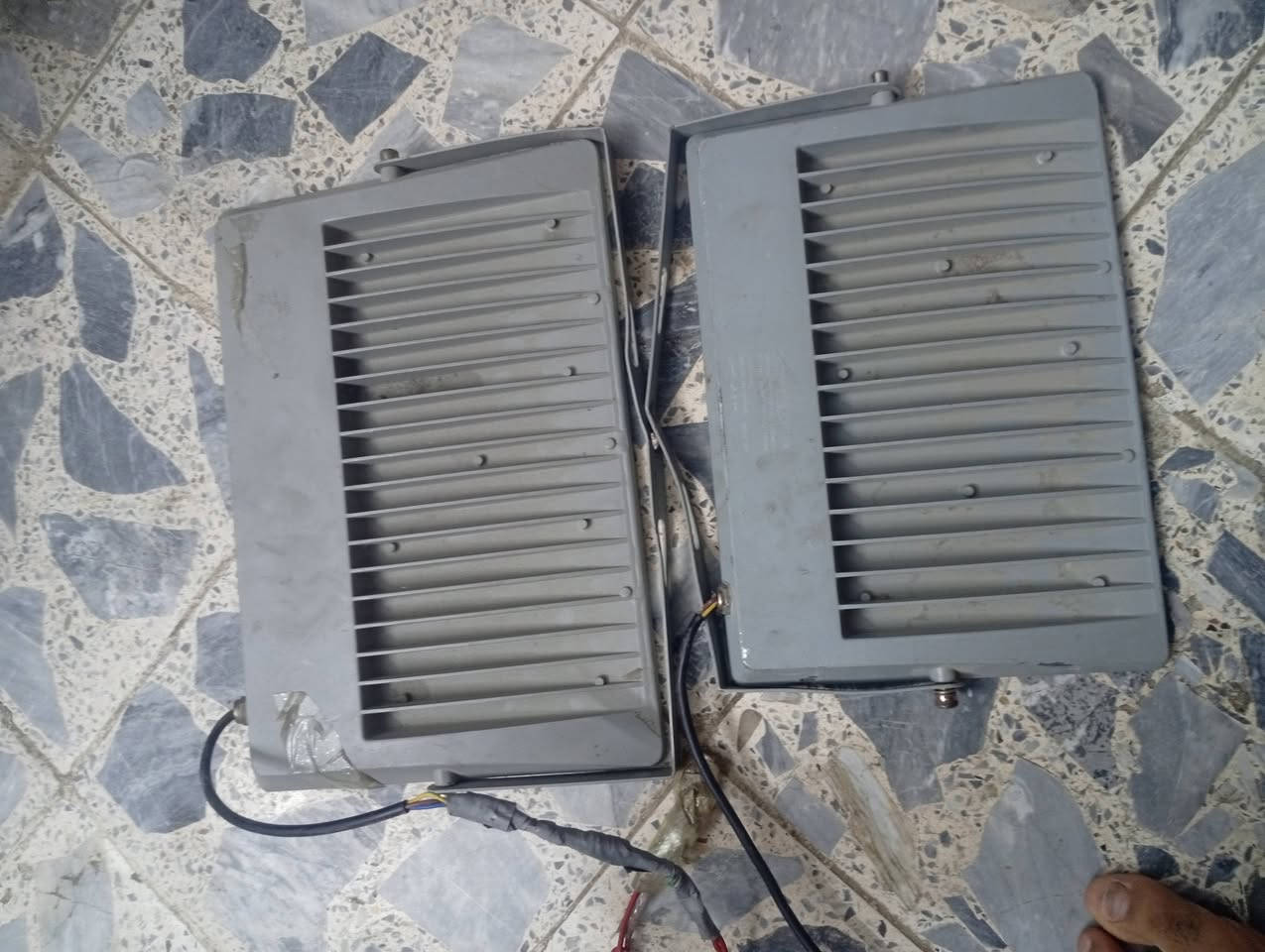 بلاجكتورات شغالات للبيع الضوء ابيض عدد 2 
الاول 200w  والثاني 150w
سعرهن اثنينهن 50  الف 
العنوان بغداد البلديات 
***********
