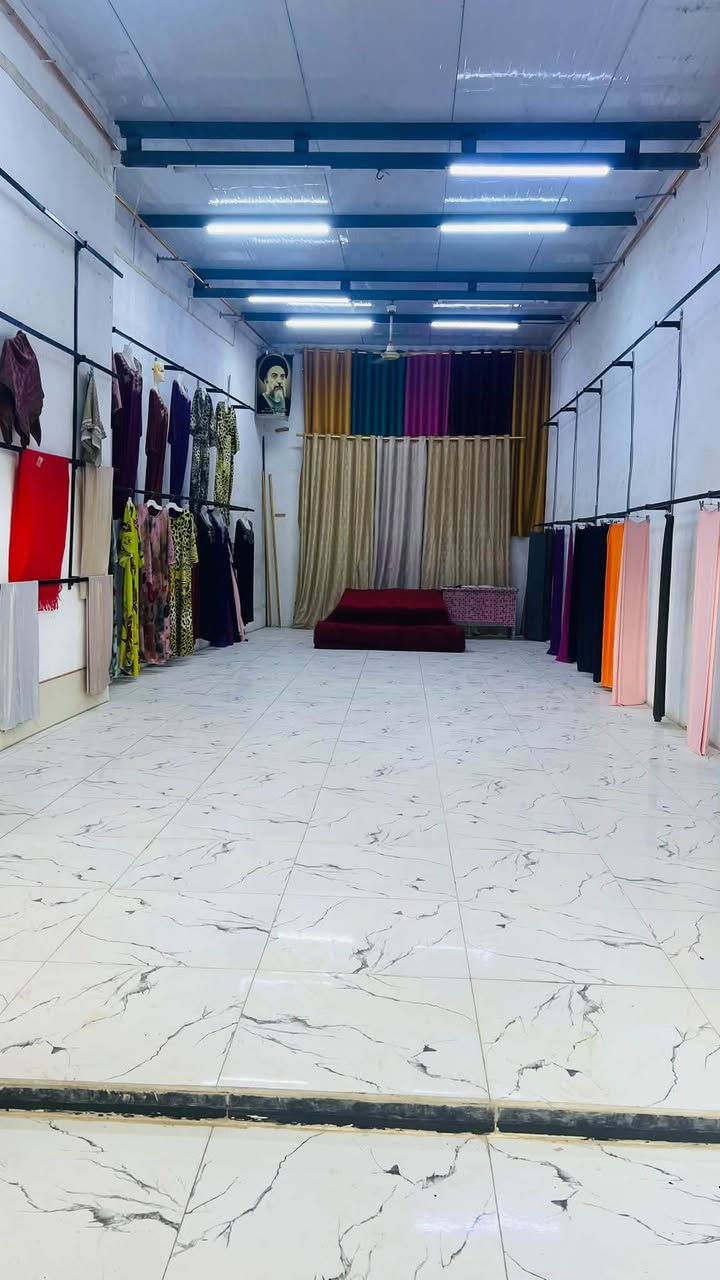 السلام عليكم
محل البيع في سوك الشمري
قرب حمودي ابو دجاج وحازم الشمري في ساحة مال مخضر
محل طول 12ونص
والعرض 5 متر
ارتفاع 4 وربع متر باب كهربائي سعر. اتصل على رقم ***********
