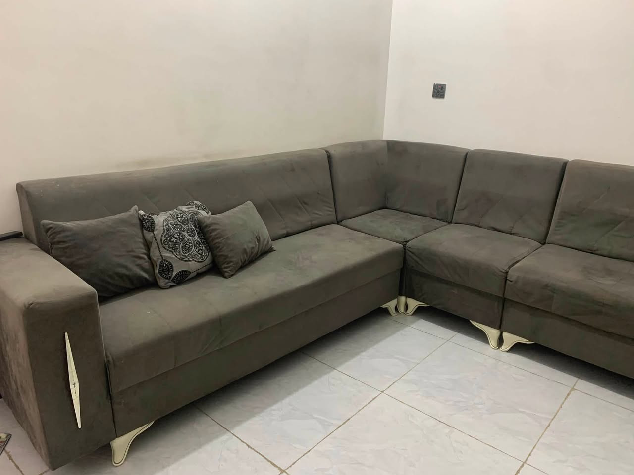 السلام عليكم
تخم ديوان 10 مقاعد للبيع السعر 200 الف 
العنوان المواصلات _ الدوانم 
للاستفسار الاتصال ع هذا الرقم 
***********
