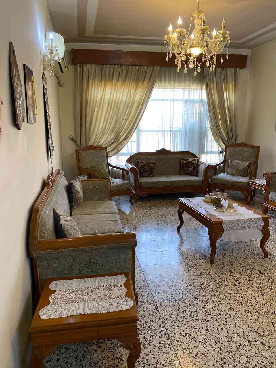 ⁨ ⁨ طقم قنفات كلاسيكي بإطار خشبي فاخر، تصميم  أنيق، خشب صاج الاصلي القديم  متين مع تنجيد مريح، حالة ممتازة، يضفي لمسة فخامة وأصالة على المجلس أو غرفة المعيشة. 
يتكون من ٤ قنفات وكرسين (١٢ مقعد ) مع طبلة كبيرة و٤ طبلات حجم صغير . 
سعرة ٢ مليون ونصف وبي مجال بسيط وللاستفسار ***********
، الطقم تحفة صناعة محلية تكمة تصميم انيق ميتكرر وديكور فخم . #ديكور #صناعة#محلية #طبلات_سيت #قنفات⁩⁩
