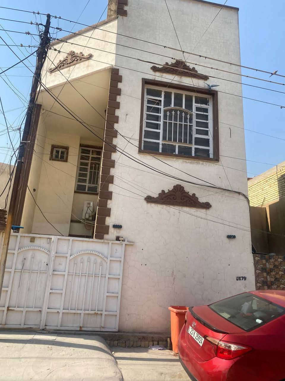 السلام عليكم. 

بيت للبيع في منطقه ابو دشير قرب اسواق خوخه 
يحتوي البيت عل مدخلين الطابق الاول ستقبال 4×7
وخدمات 
ومطبخ 
وممر  وخدمات ومخزن
الطابق الثاني غرفه نوم 4×7
الطابق الثالث ممر مع سطح 
بناء حديث وجديد  
***********
