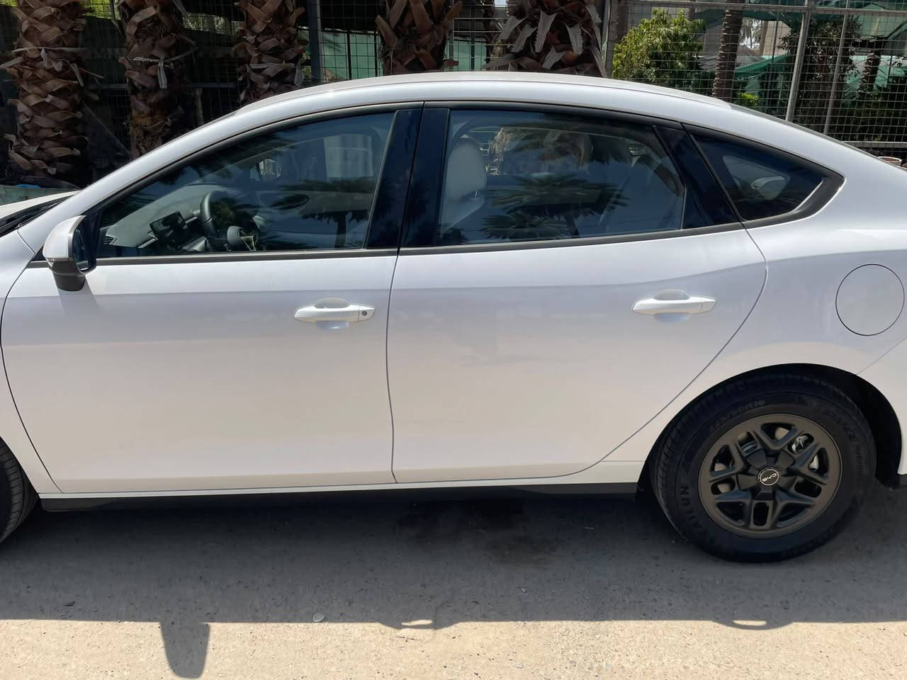 السلام عليكم BYD SAEL 05 موديل٢٥ 
السياره بسمي رقم دولي 
السياره مكفوله ما عده رصعه كلش صغيره مال حصوايه بالبنيد واضحه بالصوره 
ماشيه ١٢ الف شبه الزيرو
السعر ١٨ مليون و٩٠٠ وبيه مجال 
السعر ١٨٩٠٠ وبيه مجال 
مكان السياره بغداد الاعظمية سبع ابكار
للاستفسار *********** جعفر
