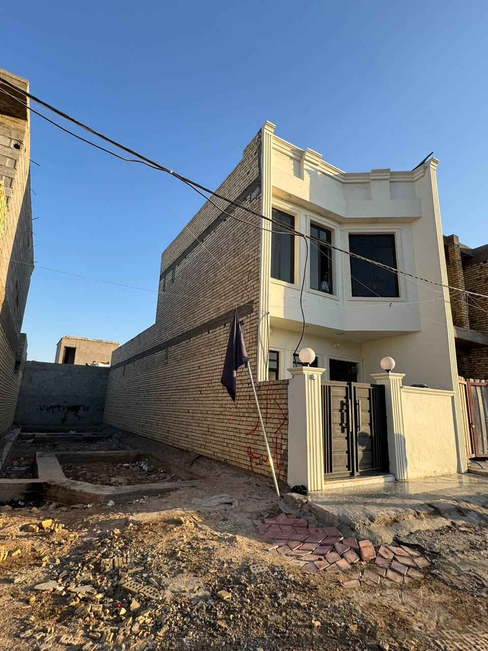 دار حديث للبيع بموقع مميز وقريب من كافة الخدمات
 المساحة: 100 متر مربع
 عدد الطوابق: طابقين (بناء حديث 100%)
 الموقع: قريب جداً من حولي السياسيين
للاستفسار الاتصال على الرقم *********** او ***********

