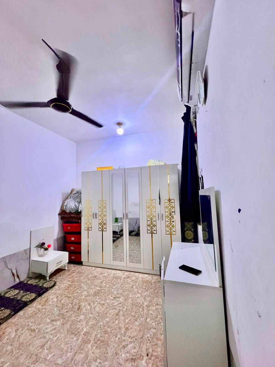 #من_رخصة_الادمن 
فرصة لطلاب جامعة الوارث 

✅ قريبة جداً من جامعة وارث الأنبياء

بحي العباس يم تيل 22

بحاجة الى 4 طلاب 

🏠 مميزات الشقة:

🛋️ أثاث كامل وحديث
🛏️ غرفتان حديثتان مع أرضية سيراميك
❄️ تبريد متوفر
🛢️ تدفئة زيتية
⚡ تدفئة كهربائية
🔌 خط كهرباء مولد ذهبي 24 ساعة (مجاناً)
🌐 إنترنت مجاني
🍽️ مايكرويف
☕ غلاية كهربائية
🧺 غسالة
🧊 ثلاجة
📚 ميز دراسة
👔 كنتور (خزانة) ملابس
🪞 ميز مع مرآة

💰 سعر سكن الطالب الواحد : 135 ألف دينار شهرياً فقط
للتواصل :ع الخاص او الارقام التالية 
***********
