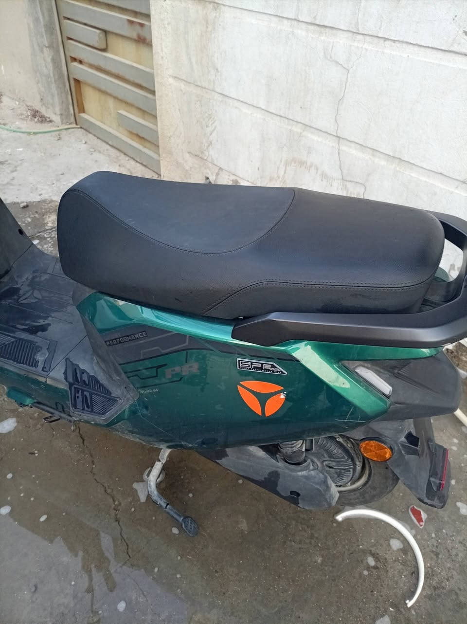 🔥 دراجة Yadea T35 كهربائية - مستعملة بحالة الزيرو ومشمولة بالضمان 🔥
​للبيع دراجة كهربائية غنية عن التعريف نوع Yadea T35، مستعملة ونظيفة جداً جداً، وجاهزة للاستخدام المباشر دون الحاجة لأي مصاريف. الدراجة مشمولة بالضمان الرسمي حسب العقد.
​📊 التفاصيل والمواصفات الفنية:
​المسافة المقطوعة: 4081 كم فقط.
​الضمان: مشمولة بالضمان الرسمي وفق العقد.
​أنظمة الأمان والقيادة:
​نظام مانع الانزلاق لثبات ممتاز على الطرقات.
​نظام مخصص للمرتفعات والمنحدرات لقيادة أمنة وسلسة.
​أنظمة السرعة: تحتوي على وضعين للقيادة (اقتصادي / سبورت).
​الإضاءة: نظام إضاءة كامل (عالي / ناصي).
​التتبع والأمان: مزودة بنظام GPS لتحديد الموقع يغطي نطاق 5 كم.
​التقنيات والتطبيق: تشغيل ذكي عبر البلوتوث وتطبيق Yadea الرسمي (تشغيل بدون مفتاح بكل سهولة).
​📍 معلومات التواصل والتفاصيل:
​المكان: [ بغداد - حي القاهرة]
​السعر: [مليون] مع خوذة هدية 
​للتواصل: عبر الرسائل المباشرة أو الاتصال على الرقم: [***********]
