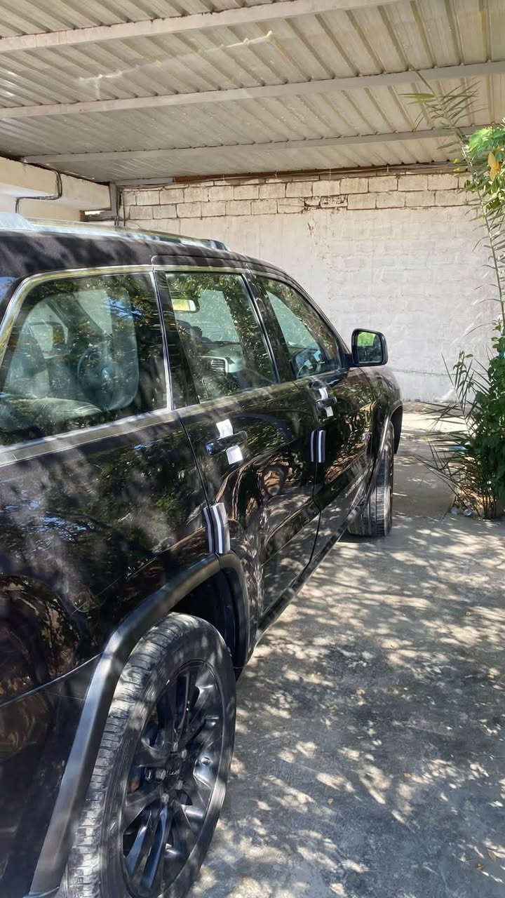 جيب سوميت ٢٠١٥ لون اسود رقم بغداد
محرك 3.6 ستة سلندر 
شاشة صغيرة 
كير طيارة 
محرك وكير وشاصي مكفول 
حادثهه جاملغ خلفي والبابين جهة السايق كلير 
السعر ١٧٥ ورقة 
للتواصل الاتصال على الرقم ***********
