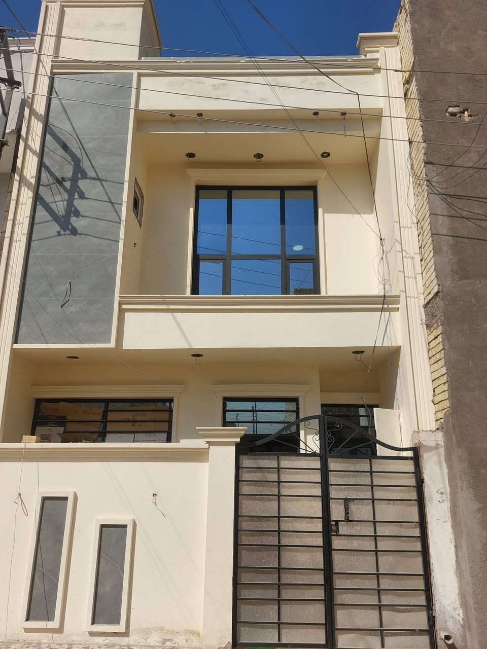 فرصة استثمارية ....... بيت للبيع
الموقع: هورجب – على خط النفط، مجمع ذي الفقار، الشارع الأول من جهة أبو الشير.

🔹 مساحة الأرض: 50 م² 🔹 البناء: طابقين، بناء درجة أولى 🔹 العقار طابو زراعي – سند 25 🔹 البيت مؤجر حاليًا بمبلغ 400,000 دينار شهريًا 🔹 مناسب للسكن والاستثمار
تفاصيل البناء ....
الطابق الأرضي ... مدخلين استقبال ومطبخ وصحيات ومنور
الطابق الأول ...غرفتين نوم وصحيات سويت للغرفة الامامية وبالكون 
والبيتونة والسطح  
ملاحظة الارضيات بورسلين اسباني سعر المتر 10000 دينار والعمل درجة أولى على أيدي 
تاسيس الكهربائيات درجة أولى 
تأسيس الماء درجة أولى 
السيراميك درجة أولى 
ملاحظة/ المنطقة كاملة الخدمات ماء كهرباء وتبليط

💰 السعر المطلوب: 60,000,000 دينار عراقي وبيها مجال للشراي 

📞 للجادين فقط، التواصل على الارقام
***********
***********.
