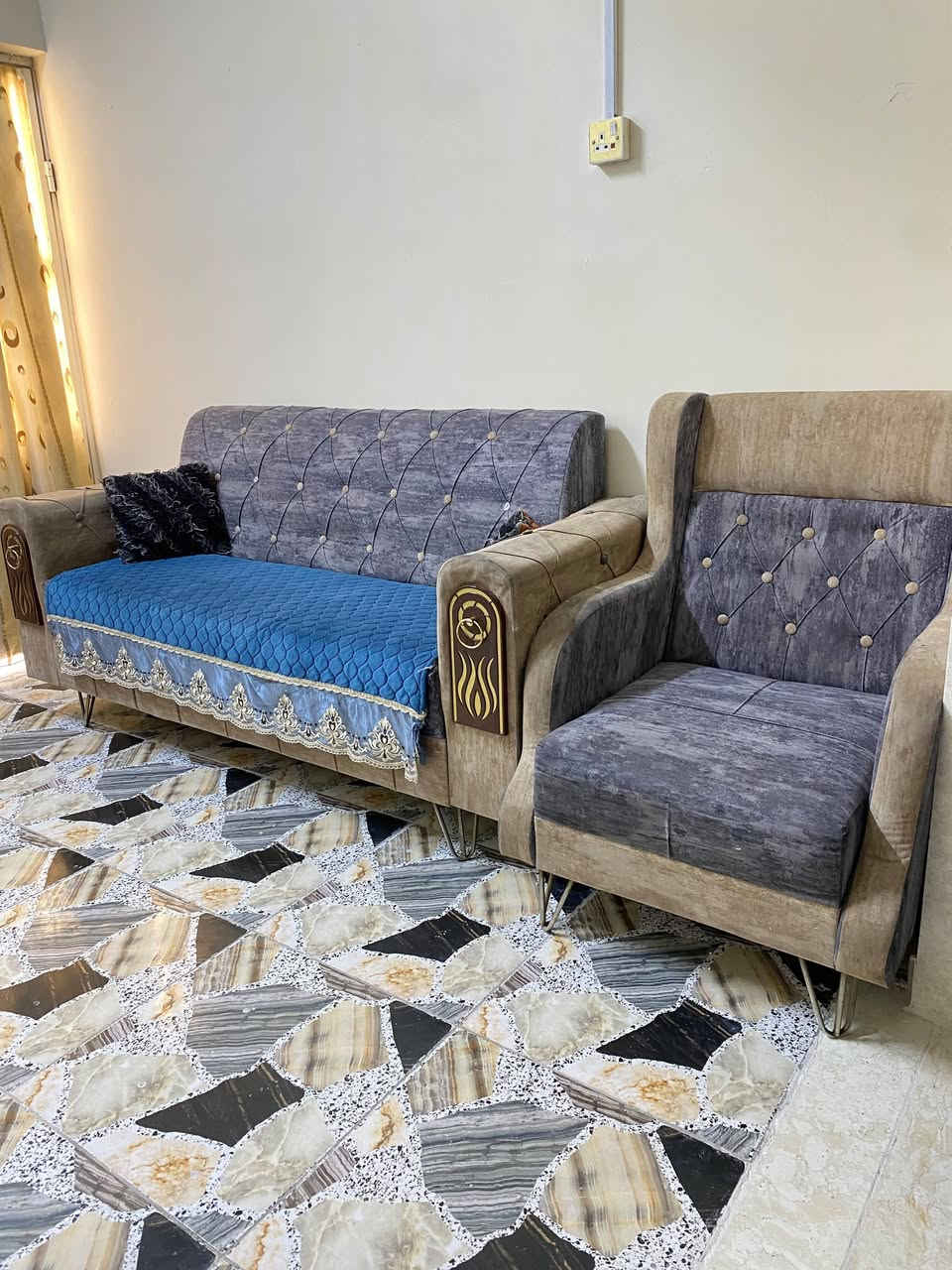 سلام عليكم طخم قنفات للبيع نضيفات السعر 250 العنوان القبله للتواصل *********** سبب البيع مكان صغير
