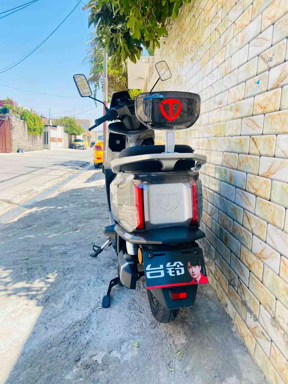 ⚡ دراجة شحن TAILG (تايلج) - نظافة فول ومواصفات قوية للبيع ⚡.
المواصفات :
 🔹 الماركة : TAILG (شركة معروفة بقوتها واعتماديتها).
 🔹 المحرك (الملف) : 1200 واط حقيقي .
 🔹 البطاريات : 6 بطاريات كرافين أصلي
 🔹 الإضاءة: لايت فول زينون (عالي / ناصي) + نظام رماش .
 🔹 نظام الإشارة : دبل إشارة (خلاط).
 🔹 النظام الصوتي : مزودة بـ بلوتوث للربط مع الموبايل .
 🔹 النظافة : نظيفة حيل ومستخدمة قليل وصل الشراء موجود . ( كلها شرط وين مايعجبك چيك )
💰 السعر: مليون و 75 ألف دينار (1,075,000)
📍 المكان: [ موصل / ايسر ]
📞 للتواصل: [ *********** ] أو المراسلة على الواتساب
