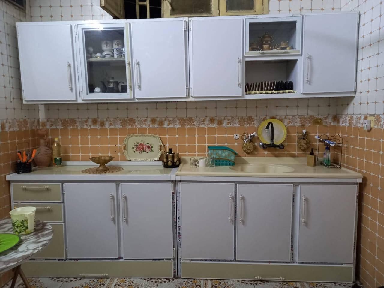 طباخ شغال • كاونتر مرمر • مفروشات موسم واحد