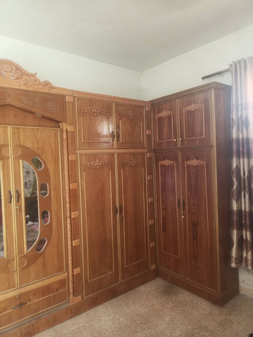 للبيع غرفه نوم عراقيه طابقين السعر مليون دينار العنوان كربلاء ملحق الفارس للاتصال بالرقم ***********
