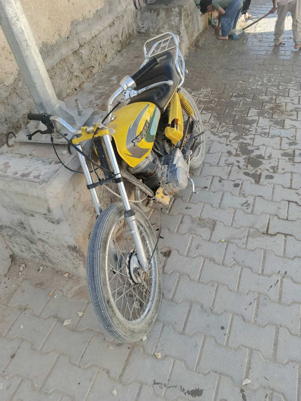 سلام عليكم
دراجة 4 گير للبيع 
بس دخن يرادله ترتيبات بسيطة 
السعر 250 وبيه مجال
للستفسار ***********

