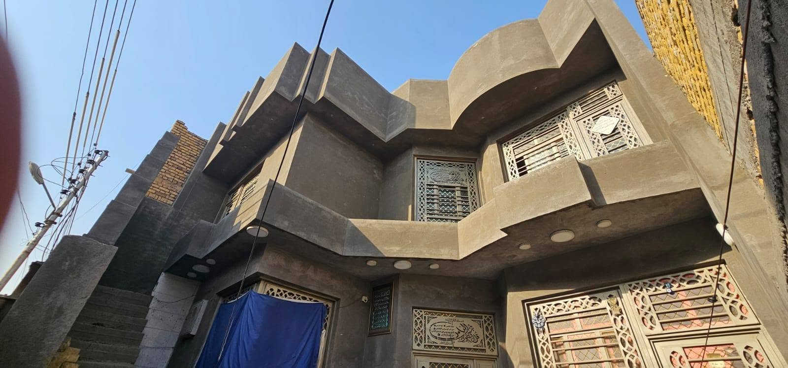 ### 🏠 للبيع دار سكني في الناصرية – حي الأمير

📍 **الموقع:** الناصرية – صوب الشامية – حي الأمير  
📐 **المساحة:** 200 متر مربع  
🏠 **الطابق الأرضي:** مكتمل وجاهز للسكن  
🏗️ **الطابق الثاني:**  كامل بناء وتسقيف بس بدون تشطيب (لبخ وبياض)  
مع شقه معزولة بدرج خارجي صب **الواجهة الخارجية مكتملة بالبخ **  
🛏️ **عدد الغرف:** 4  
🚿 **عدد الحمامات:** 4  
🚗 **كراج:سيارة  
📄 **السند:** طابو ملك صرف  
🏦 **يوجد قرض إسكان على العقار**  
💰 **السعر المطلوب:** 500 مليون دينار **قابل للتفاوض**

⭐ **الموقع مميز:**  
- قريب من المدارس  
- قريب من **مدرسة النورين**  
- أقرب نقطة دالة: **خطوة الإمام علي (عليه السلام)**

📞 **للتواصل على ***********

**البيت بناء 2024  
للجادين فقط، والمعاينة خير دليل.** 🌹
