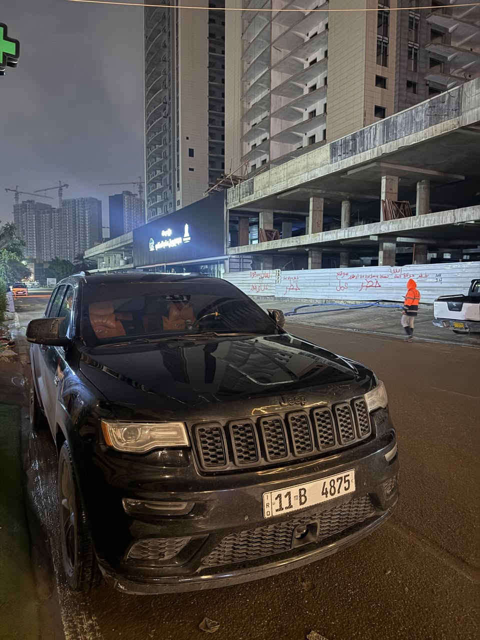 السلام عليكم اخوان جيب سومت اعلى مواصفات 2015
مكينه 8 سلندر 5700 ماشية 115
بانوراما 
حساسات 360
مري قلاب 
تشغيل عن بعد 
ستيرن كهرباء 
مري كهرباء 
تدفئة وتبريد بالكشنات 
زينون ترحيب متحرك 
شاشة اصليه كار بلي مال2021
دواخل عمل برتقالي واسود 
رقم مميز بغداد 4 ارقام 
وبعد هواي مواصفات مال سومت معروفه 
السياره بيها اربع قطع 

بيع او مراوس حسب القناعة 
سعر 175 وبيها مجال 
***********
وبي واتساب
