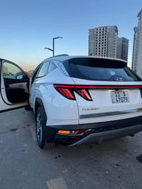 توكسان ٢٠٢٣ خليجي كفالة عامة فول مواصفات ماشيه ٢٨ الف كيلو السيارة بوض...
