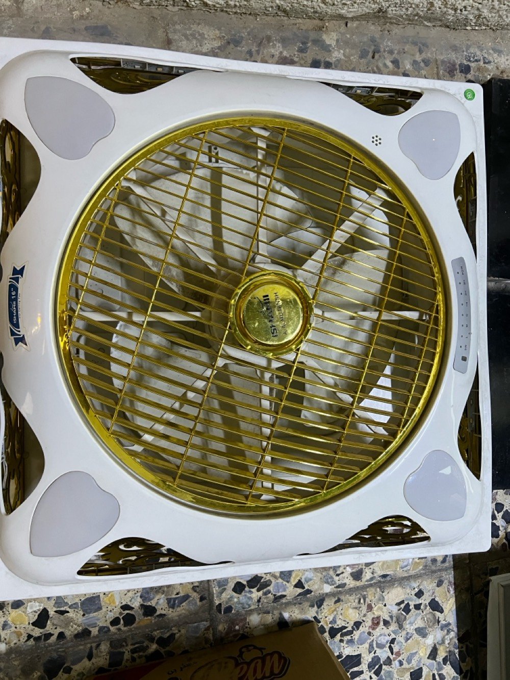 سلام عليكم 
ثريا ملكي كرستال واناره ١٥ ذراع شديتها ومستخدمتها الله شاهد ب١٥٠ الف وغراض محل بلوكترات عدد ٤ سبور لايت حجم جبير عدد٤ براكيترات عدد ٢٠ رفوف تركيا اصليه عدد ٦ مروحة سقف حجم جبير سعرهن ٣٢٠ الف