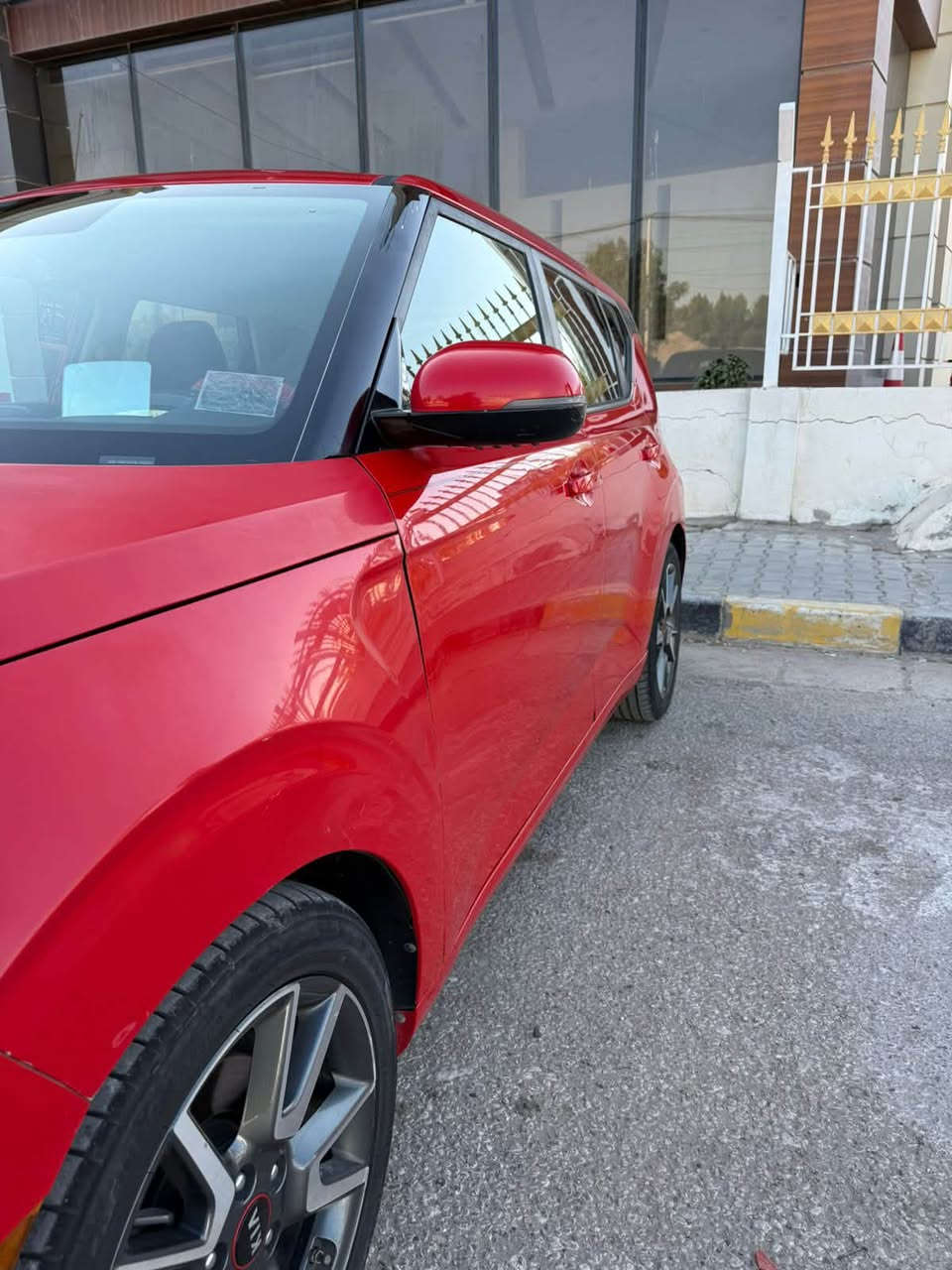 _ كيا سول GTline
_الموديل ٢٠٢٠
_الرقم بغداد الانكليزي
_حادث جاملغ وبنيد
_المواصفات بصمه
_شفتات كير بالستيرن
_تحكم جهتين 
_رادار امامي خلفي مع توقف ذاتي عند الاقتراب من الاجسام القريبه
_رادار جانبي
_اوتو بارك
_فتحة بالقمارة
_محرك ١٦٠٠ تيربو
_كشنات جلد تدفئة
_تايرات جديدات
_شاشه كبيره كار بلي
_شاشه ليزية بالدشبول
_كشنات كهربائيه 
_تدفئة بالستيرن
_تحديد مسار
_ماشيه ٨٤ الف ميل
السعر 135 مع المجال 
***********
