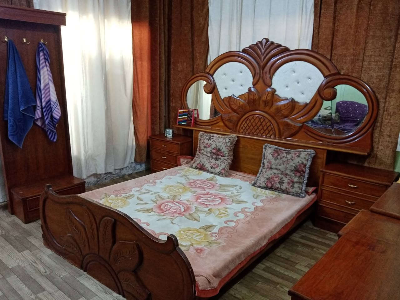 السلام عليكم. توفرت
1.. غرفه 6طابقين  شغل حطاطه  داخل سنديان خارج صاج... ظهر جرجوبه...
2.كنتور 3باب داخل خارج صاج ظهر جرجوبه ارتفاع 230سم..كل باب وحده.. 

3..كنتور 3ابواب ملحق شغل حطاطه كل باب وحده.

4..ميز مرايه شغل ثكيل صاج بورمي..

5..سرير نفر مكتبه مع كومدي..

6..تخت نفرين  دوشمه.. 

معلمين.. تواصل خاص او. اتصال . *********** بي واتس.
