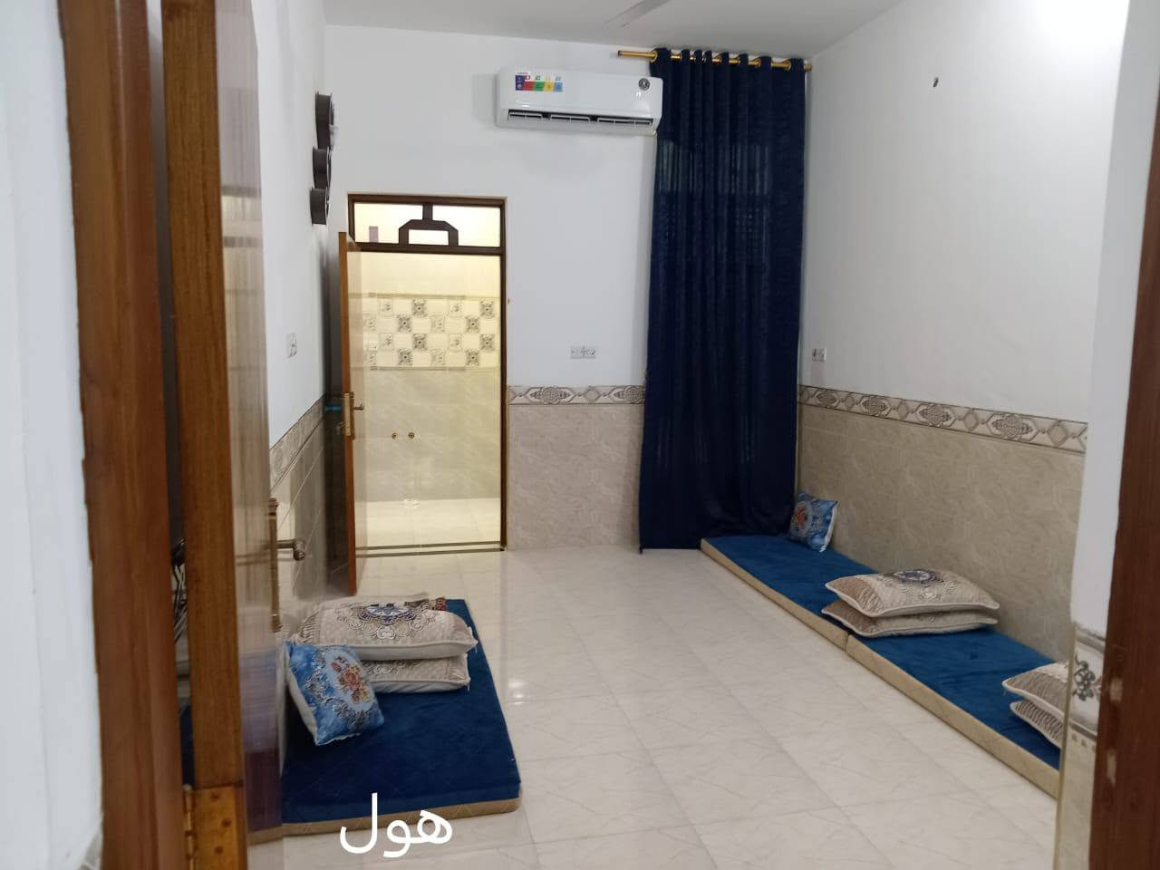 السلام عليكم عندي بيت للبيع مساحه 300 متر كامل من كلشي بناء حديث بي غرفتيت وصاله واستقبال وهول ومطبخ وكندور حمامات داخليه وخارجيه وكراج وحديقه  مرتب  العنوان حي الاكراد اتصل ودلل ***********

