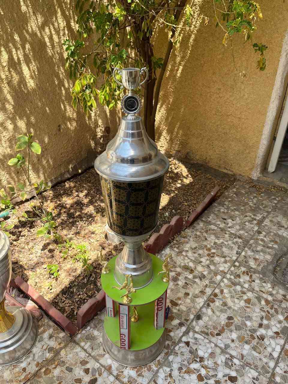 كؤوس للبيع
العدد: أربعة،، اثنين حجم كبير واحد متوسط واحد صغير 
السعر خاص او اتصال على الرقم ***********
