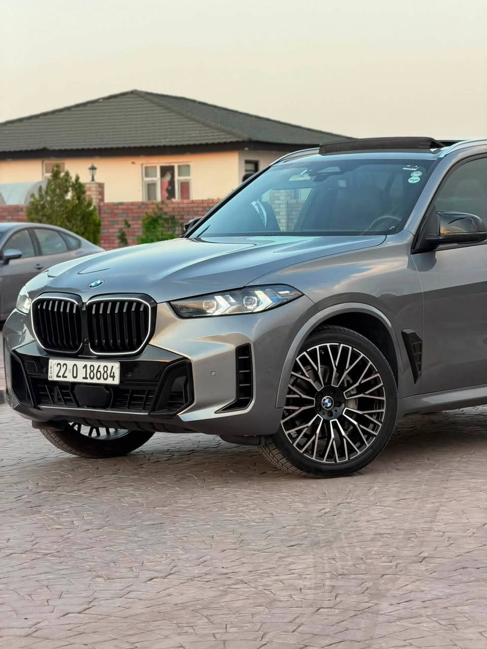 BMW X5 SDrive40i (Luxury line)
السنة: 2024
الممشى: 69,000 ميل
السعر: 46,500 $
السيارة محدثة MKit
وارد امريكي كلين تايتل
الموقع: الموصل

المحرك ونظام الدفع:
TwinPower Turbo لتر 3.0 سلندر خطي سعة 6 محرك *
(Plug-in Hybrid ليس) 48V Mild Hybrid نظام *
* القوة: 375 حصان
* عزم الدوران: 540 نيوتن متر
* ناقل حركة أوتوماتيك ZF ب 8 سرعات
(RWD دفع خلفي) S-Drive نظام دفع *
الأداء:
* تسارع 100 - 0 كم/س: حوالي 5.3 ثوانٍ
* السرعة القصوى 250 كم/س (محددة إلكترونيًا)
المواصفات:
M Sport باكج *
Sensafin مقاعد جلد *
* مقاعد أمامية كهربائية مع ذاكرة
* تدفئة وتبريد للمقاعد الأمامية والمقاعد الخلفية تدفئة
BMW Curved Display شاشة *
BMW iDrive 8.5 نظام *
* Apple CarPlay + Android Auto لاسلكيًا
* كاميرات 360 درجة
* حساسات أمامية وخلفية
* مثبت سرعة متكيف
* رادار + مانع تصادم
* نظام المحافظة على المسار
* مراقبة النقطة العمياء
* فتحة سقف بانورامية
* شاحن لاسلكي للهاتف
(Ambient Lighting) إضاءة داخلية محيطية *

* نظام صوتي HiFi (أو Harman Kardon حسب التجهيز)
* باب خلفي كهربائي
Adaptive LED مصابيح *
* جنوط M Sport مقاس 22 أنج
* نظام الثبات الإلكتروني + ABS
* نظام إنذار + قفل مركزي

السيارة جاهزة من كافة النواحي مايحتاجلها ولادينار مصرف
اعتذر عن المراوس فقط بيع والسعر بيه مجال جدا جدا بسيط
مكان السيارة:الموصل
للتواصل ***********
غير متواجد على الفيس
