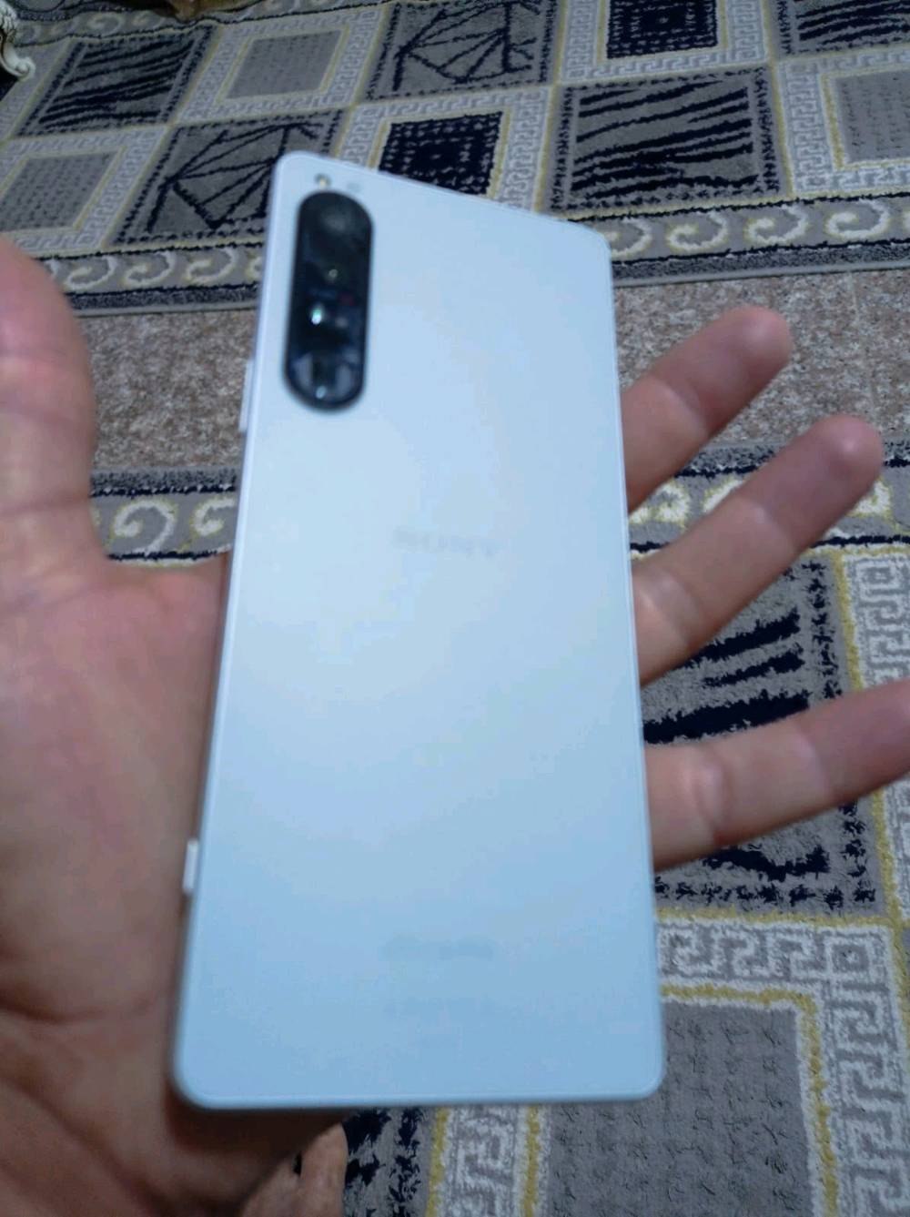 وني اكسبيريا 1مارك 4
للبيع: وحش التصوير والألعاب Sony Xperia 1 Mark III (مستعمل)

الجهاز غني عن التعريف، موجه لعشاق التصوير السينمائي، المونتاج، والألعاب الثقيلة بمواصفات أسطورية:

الشاشة: شاشة عملاقة بحجم 6.5 إنش من نوع OLED، وهي أول شاشة بالعالم تجي بدقة 4K حقيقية مع تردد 120Hz (سلاسة خرافية بالألعاب والتصفح وألوان تجنن).

المعالج: Snapdragon 888 يدعم الـ 5G، أداء جبار بالاستخدام الثقيل وبلعبة 90 فريم بكل استقرار.

الكاميرات (شغل احترافي): كاميرات بعدسات ZEISS الألمانية الشهيرة:

يدعم تصوير فيديو سينمائي بدقة 4K وبتردد 120fps (120 إطاراً في الثانية) لعمل لقطات Slow Motion ناعمة جداً.

ميزة فوكس العين السريع (Eye AF) لتتبع الهدف بلمح البصر وبدون تغويش.

عدسة زوم بصري متغير وحقيقي (تغير البعد البؤري تلقائياً).

تطبيق Cinema Pro و Photo Pro للتحكم اليدوي الكامل بموازنة الإضاءة والشتر مثل الكاميرات الاحترافية.

الذاكرة: رام 12 جيجابايت (RAM) مع ذاكرة تخزين 256 جيجابايت (ويدعم تركيب ميموري خارجي SD Card).

الصوت: سماعات ستيريو سبيكر أمامية مزدوجة صوتها عالي ونقي جداً، مع وجود منفذ سماعات 3.5 ملم (نادر بالهواتف الرائدة).

البطاريه5000   مللي أمبير تدعم الشحن السريع.

الميزات الإضافية: مقاوم للماء والغبار بمعوم
رايةه 300 الف مكاني نجف رقمي ***********