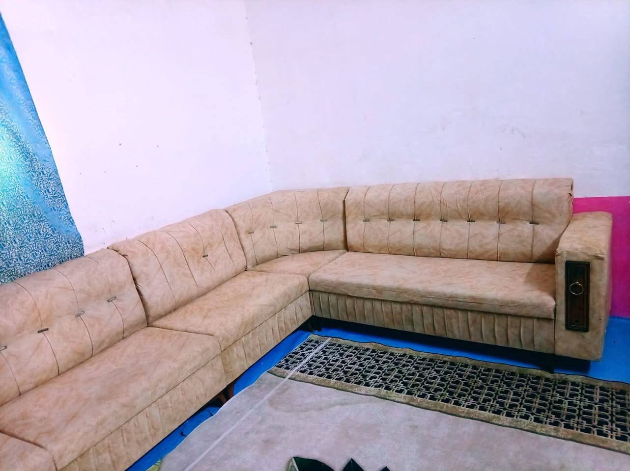 ديوان للبيع 11 مقعد اخو الجديد السعر 250 العنوان بدايه الامن الداخلي للستفسار *********** يوجد توصيل داخل كربلاء فقط
