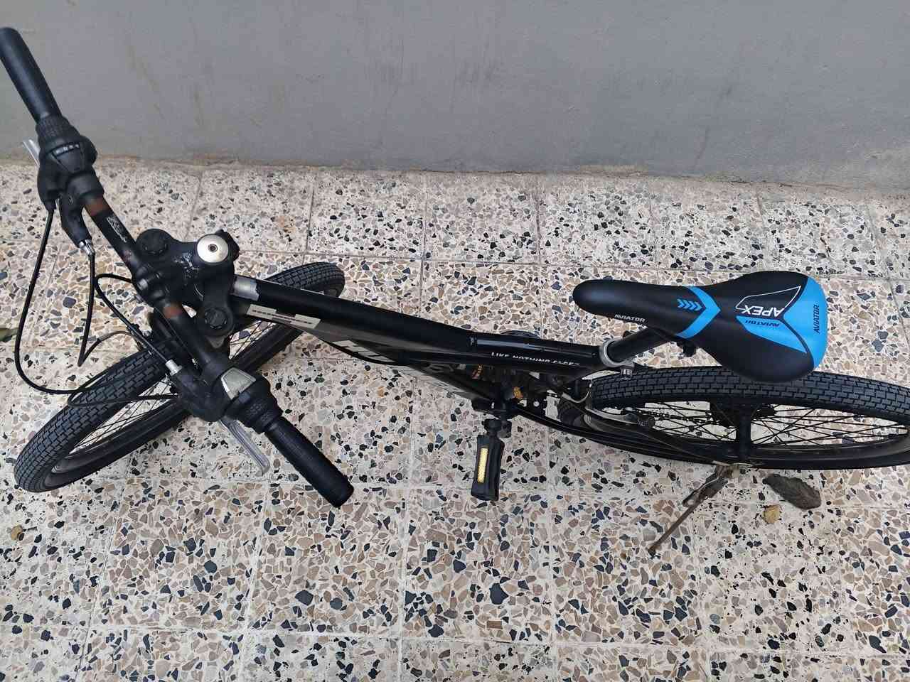 سلام عليكم 
باسكل همر امريكي اصلي
لشتو فافون لا اتزنجر ولا تخيس ووزنها خفيف
باسكل مختوم ختم واحد همر
لون اسود المرغوب
تايات جدد و ويلا امزون اصليات
البايكل ماتصرف علي ربع كلو شغال 
دبلات الكدام و الوره و الكيوره كلو كلو شرط
سعرو 130 و بي مجال بسيط حك جيتك و مايعجبك السعر اعبر المنشور و كلشي تلكي بل سوك رقمي و بي واتساب او اتصل
***********
