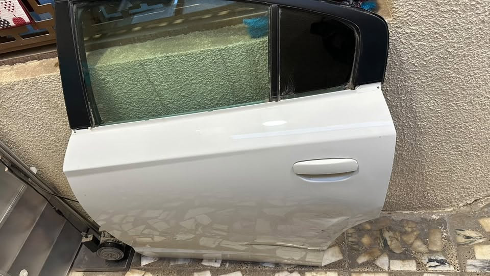 سلام عليكم باب جارجر للبيع خلف السائق بلادي ابيض كامل بي طخة خفيفة
***********
