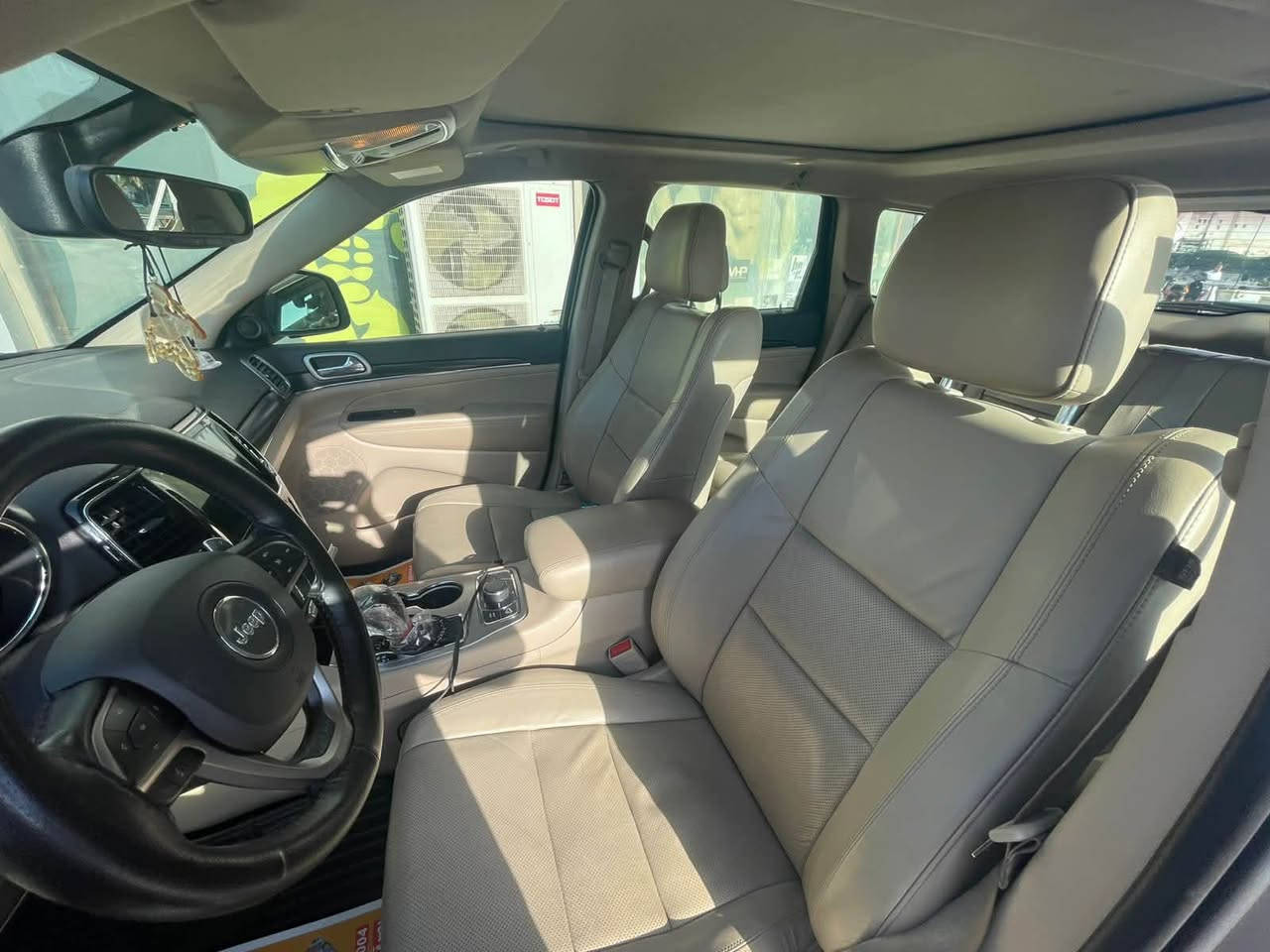 Jeep Grand Cherokee Limited 1/1 2019
الموديل : 2019
العداد : 60 الف ميل 
المحرك : المرغوب V6 / 3600 Cc 
الكير : أوتوماتيك 
الون :  سلفر 
الحالة او نوع الضرر : كلين تايتل كفاله عامه مكفوله (خليجي) ✅

الـــــمـــواصــفـــــات

المواصفات:- 1/1 

* دفع رباعي 4x4 . 
* فرش المقاعد من الجلد . 
* صفي المقاعد الأمامية كهربائية .
* ذاكرة لحفظ وضعيات الجلوس . 
* صفي المقاعد الأمامية مع تدفئة . 
* صف المقاعد الخلفية مع تدفئة . 
* نقطة عمياء .
* ويل قياس 20 انج .
* مقود السائق كهربائي . 
* تدفئة ستيرن . 
* سقف بانوراما .
* شاشه كبيرة مع نفكيشن GPS . 
* نظام خاص للطرق الوعرة . 
* مصابيح امامية زنون . 
* المصابيح الأمامية مع LED لايت . 
* كشافات ضباب بروجكتر زنون . 
* تشغيل عن بعد .
* صندوق كهربائي .
* حساسات أمامية . 
* حساسات خلفية .
* كاميرا خلفية .
* بخاخ ماء لتنظيف المصابيح الامامية .
* مرايا متحسسه للضوء العالي . 
* مرايا جانبية قابلة للطي . 
* بلوتوث تلفون . 
* محدد سرعة . 
* نظام تشغيل واطفاء اوتماتيكي للمحرك للتوفير من صرف الوقود . ( Auto Start System ) .
* نظام بريك اوتماتيكي ( Auto Break System ) .

الموقع :📍البصره  
للتواصل الواتساب او اتصال صاحب سياره 👇🏻
*********** 📱
