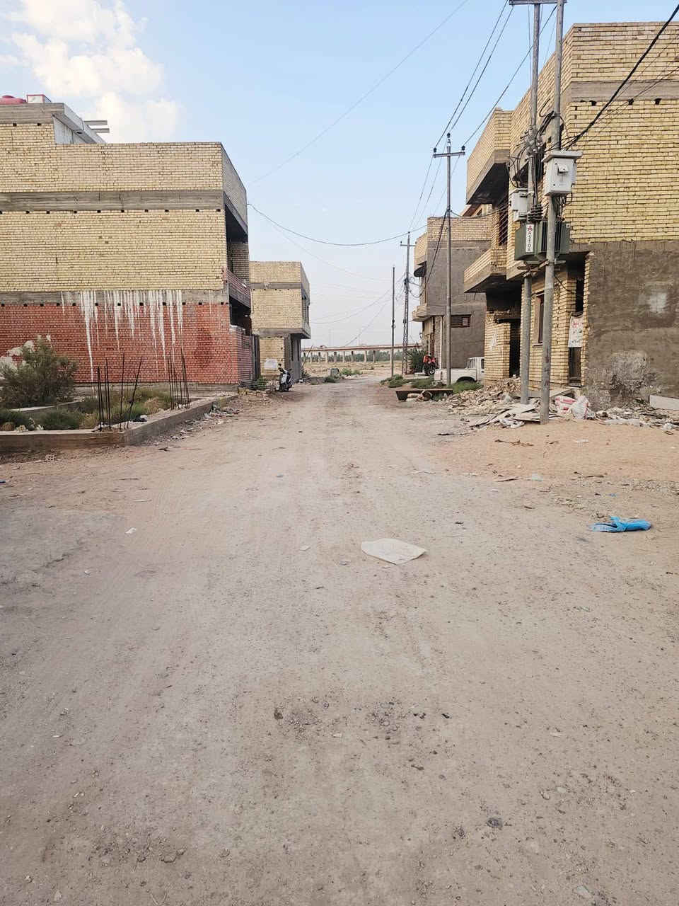 السلام عليكم دارللبيع طابو صرف الشعلة منطقة الرواد الشارع النافذ مساحة ١١٥ بلسند واقع حال ١٥٠ متر طابقين الطابق الاول كامل الطابق الثاني هيكل  يحتوي على استقبال مطبخ اوصالة مفتوحة غرفة نوم  مطبخ حار وصحيات ٢ للستفسار الاتصال على الرقم  ***********

