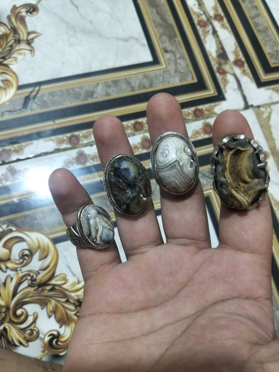السلام عليكم
4خواتم للبيع 
المعدن مو فصه
