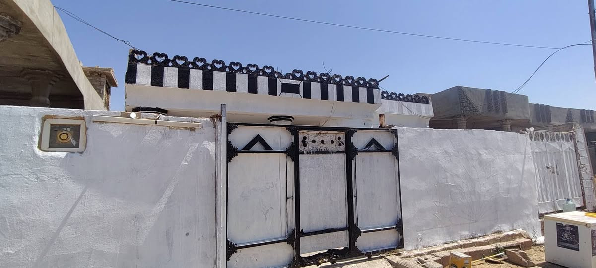 السلام عليكم دار للبيع المساحه 250 م البيت يتكون من ربعه وهول وغرفتين نوم مطبخ المكان  الحويجه قريه الفاروق يبعد عن الشارع الريسي حويجه كركوك للستفسار الاتصال على الرقم ***********

