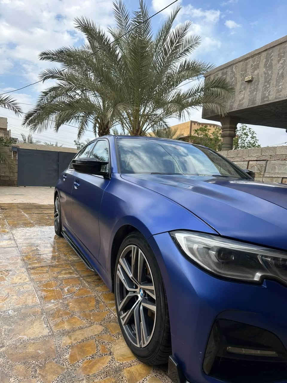 🚗 سيارة للبيع: BMW 330i (أعلى فئة)
المواصفات الأساسية:
 * المحرك: 4 سلندر تيربو (دفع خلفي RWD) ⚡
 * المسافة المقطوعة: 60 ألف ميل 🛣️
 * اللون الخارجي: أزرق مميز 🟦
 * الداخلية: تطعيمات كاربون فايبر 🏁
المواصفات والإضافات:
 * شوتر رياضي 🚀
 * دفيوزرات كاملة 🔥
 * نظام صوتي فاخر Harman Kardon 🔊
 * رادارات أمامي وخلفي 📡
 * نظام كشف النقاط العمياء 👁️
 * نظام الحفاظ على المسار (Lane Assist) 🛣️
 * مثبت سرعة ذكي ⚙️
 * دخول وتشغيل ذكي (بصمة) 🔑
 * شاشة كبيرة + نظام iDrive 🖥️
 * إضاءة محيطية داخلية (Ambient Light) 💡
 * سقف بانوراما ☀️
الحالة والصيانة:
 * الضرر: موضح بالصور (نصف جاملغ أمامي عكس السايق، بدون إيرباك، مع طخطخات بسيطة) 📸
 * الصيانة: معتمدة لدى Pitstop (حي الجامعة) 🛠️
 * الحماية: ضمان 5 سنوات نانو سيراميك / حماية (PPF) 🛡️
 * الملاحظات: السيارة صفر مسج (خالية من أي أخطاء أو أعطال)، ولا تحتاج أي مصاريف 💯
السعر والمعلومات:
 * السعر: 270 ورقة ($27,000) 

 * الموقع: بغداد / الأعظمية 📍
 * للتواصل والاتصال: *********** 📞
