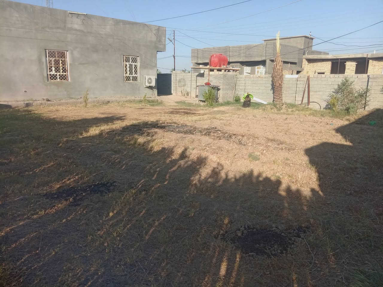 سلام عليكم للبيع نص دونم مع بيت بناء حديث وكامل طابو زراعي ٢٥ خدمات كامله ماء وكهرباء ومولد ذهبي ويوجد برج انتريت على البيت بغداد ابو غريب تبعد عن سريع 5دقايق شيحه خلف بنزين خانه جوهرة عدنان *********** وتساب #للجميع
مراوس بيت حصوه هم يرهم اوقطعه
اريد على ساحه او سايدين او خدمي
***********
