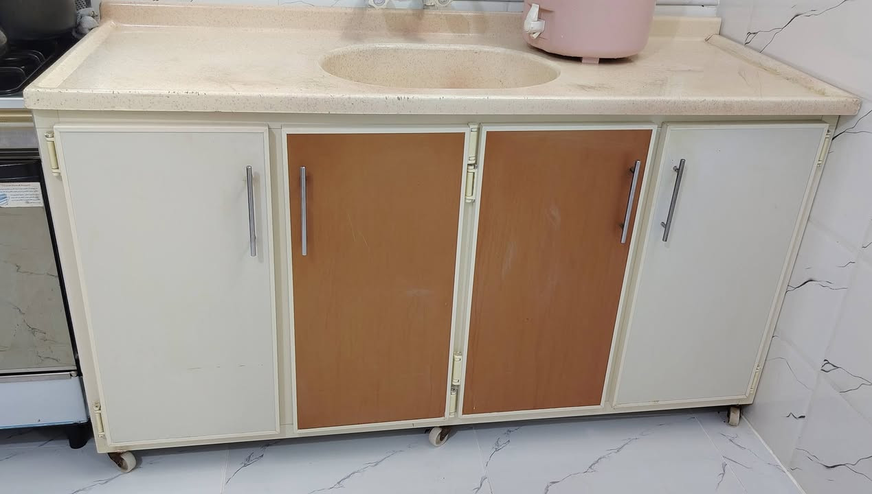 السلام عليكم اخوان عندي هاذه الكونتر للبيع ٣ متر وسنك ويه باب اول نضيف للبيع اريده ٤٥٠ الف تواصل على الرقم ***********
