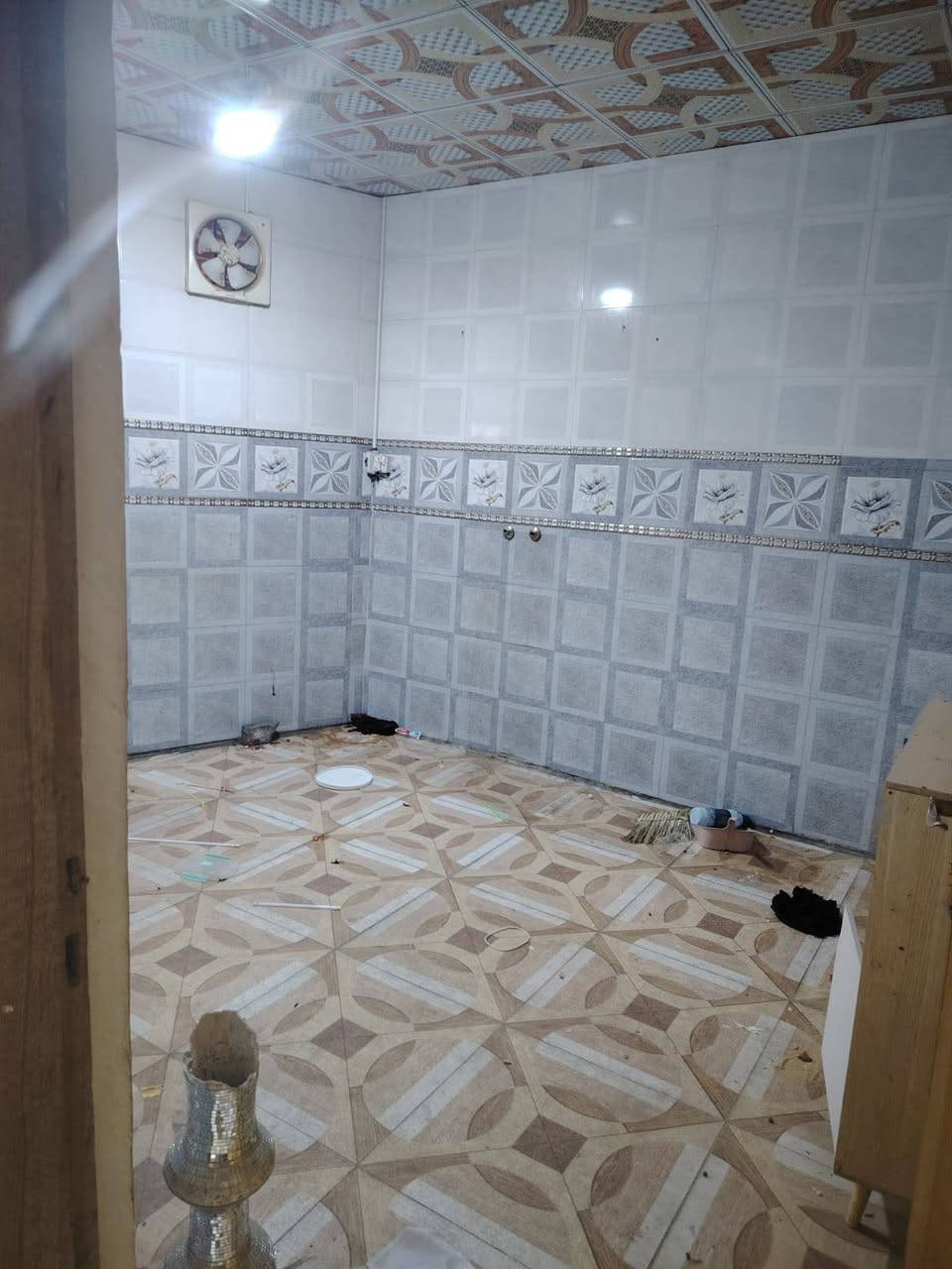 السلام عليكم .. بيت تجاوز للبيع في سوق الكبير بشارع الجامع يحتوي البيت على مساحة 200 وبي محل خارجي وكراج و2 غرف وهول كبير ومطبخ وصحيات بيت جداً نظيف مبني بسندويج و سقف ثانوي وارضي تجي واتشوفه السعر 20 وبي مجال للاتصال على الرقم‏‪***********‬‏
