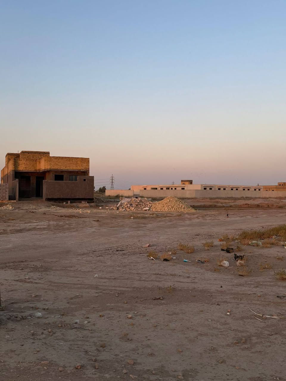 السلام عليكم يوجد 
لدينا قطع راضي للبيع وبأسعار مناسبة جدا في الناصريه منطقه الخميسات حي الزهور المساحات متوفره 200 متر 300 متر 400 متر 600 متر 900 متر دونم معه كافة الخدمات متوفره كهرباء ماء شوارع 15 متر معه تبليط مدرسه حديثه كامله مولد امبيرية منطقه سكنيه وكامله واحنه أهل الأرض مباشر ومكتبنه بالأرض رقم الهاتف 
***********
***********
