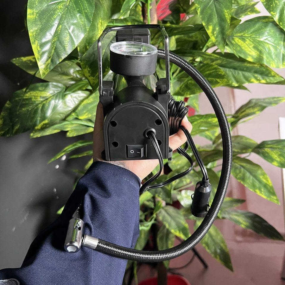 🚗 كمبروسر هواء سيارة محمول Bihart 1 سلندر – موديل 528-4X4
هل تحتاج إلى نفخ إطارات سيارتك بسرعة وفي أي مكان؟ 💨
مع كمبروسر Bihart 528-4X4 أصبح الأمر أسهل من أي وقت مضى. تصميم عملي ومحمول، يعمل مباشرة من فيشة ولاعة السيارة 12V، ليكون رفيقك المثالي في السفر والطوارئ.
✨ المميزات:
✅ معدل ضخ قوي 85 لتر/دقيقة لسرعة أكبر في النفخ.
✅ تصميم 1 سلندر يمنح أداءً ثابتًا وموثوقًا.
✅ يعمل عبر فيشة ولاعة السيارة 12V.
✅ سهل الحمل والتخزين داخل السيارة.
✅ مناسب للسيارات والاستخدام اليومي والرحلات.
📋 المواصفات:
العلامة التجارية: Bihart
الموديل: 528-4X4
النوع: كمبروسر هواء محمول للسيارة
عدد السلندرات: 1 سلندر
معدل الضخ: 85 لتر/دقيقة
مصدر التشغيل: فيشة ولاعة سيارة 12V
فئة الاستخدام: Auto Systems
🚚 متوفر الآن مع إمكانية الشحن لجميع المحافظات.
📩 راسلنا لمعرفة السعر والطلب.
📌 ملصقات (هاشتاكات):

العرض نار 🔥 السعر سابقاً 34 
الآن. 24 التوصيل مجانا 

رقم الهاتف واتساب :***********

#Bihart #كمبروسر_هواء #كمبروسر_سيارة #منفاخ_إطارات #اكسسوارات_سيارات #معدات_سيارات #سيارات #طوارئ_السيارة #12V #عالم_تسوق_للمنتجات_العالمية #توصيل_لكل_العراق #تسوق_أونلاين #العراق #جودة #عروض
