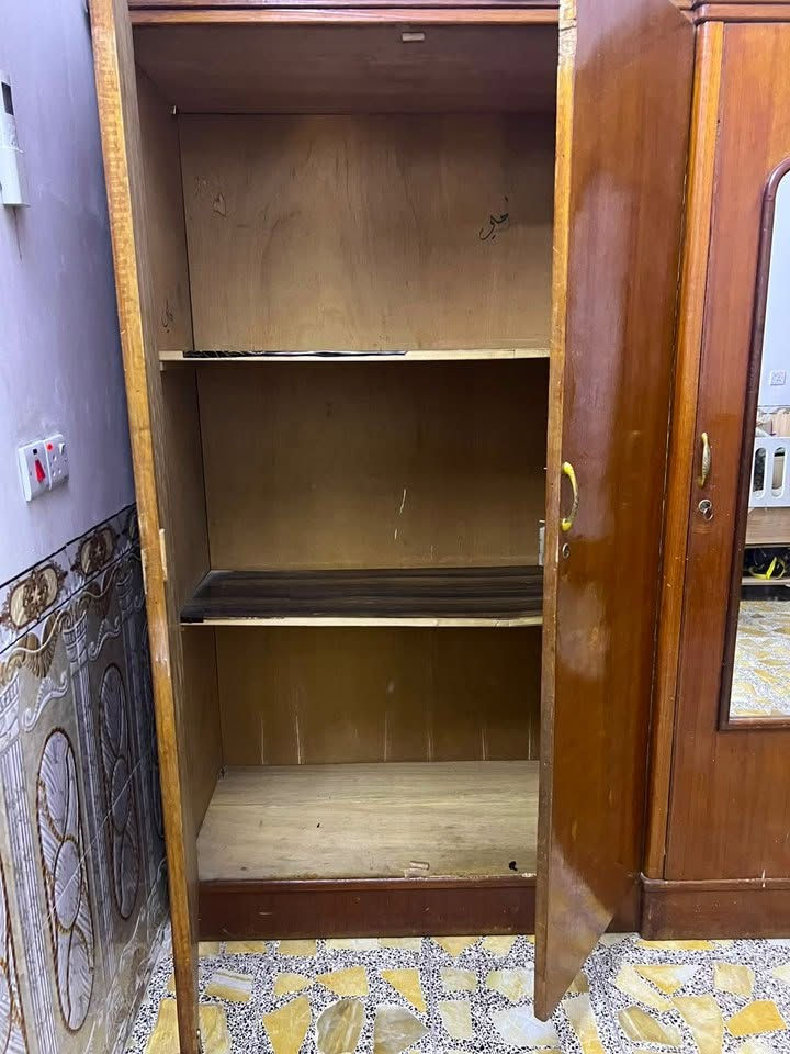 السلام عليكم غرفة أخشاب  صاج خمسه أبواب مع زاويه ملابس مع ميز مرايه مع جرباينضافه ٧٠ بلمية للبيع السعر ٤٥٠ لاتصال بلرقم***********
