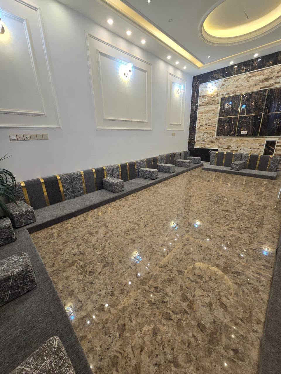 على بركة الله بيت للبيع بناء حديث (vib)
🧡حي الشرطه شارع عشرين موقع تجاري وسكني ممتاز .
💛موقع البيت ركن على شارعين .
❤️المساحه ٢٠٠ متر مربع .
💙الواجهه  ١٠ م  والطول ٢٠ م.
💜البيت مطلوب اسكان ٣٤ مليون .
🩵تفاصيل البيت موضحه بلصورة والفيديو .
🤎عدد الغرف ٥ الطابق الاول ٢ والثاني ٣.

للاستفسار اتصل على الرقم ((***********))
((يوجد واتساب ))
