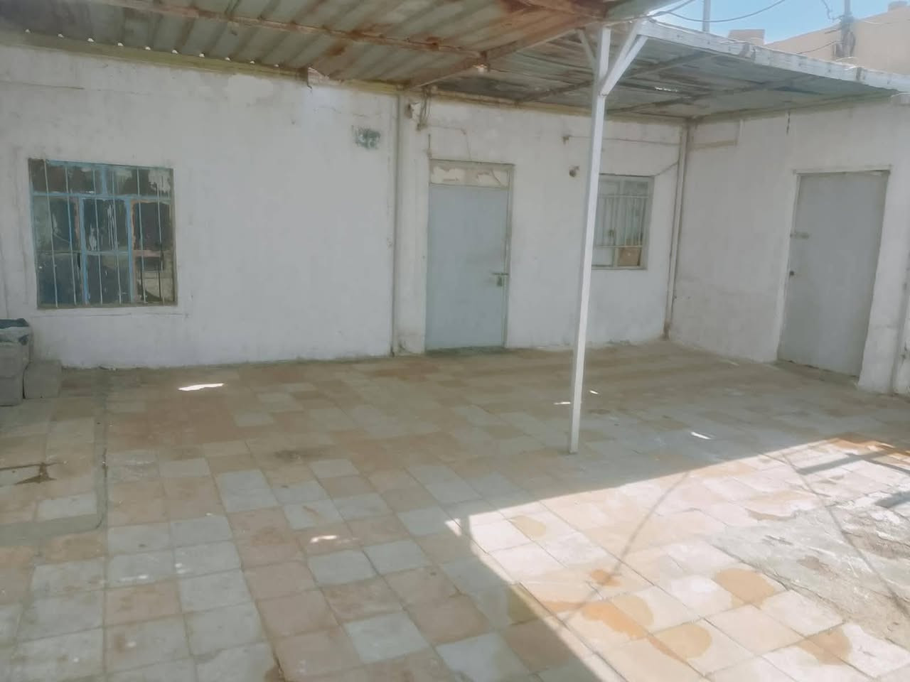 بيت حواسم للبيع يحتوي علي غرفه وصاله وديوانيه ومطبخ وحمام وتواليت مشترك ومخزن وطرمه قرب البانزين خانه البتقاطع مال أبو رمانه سعر 10 ملايين ***********
