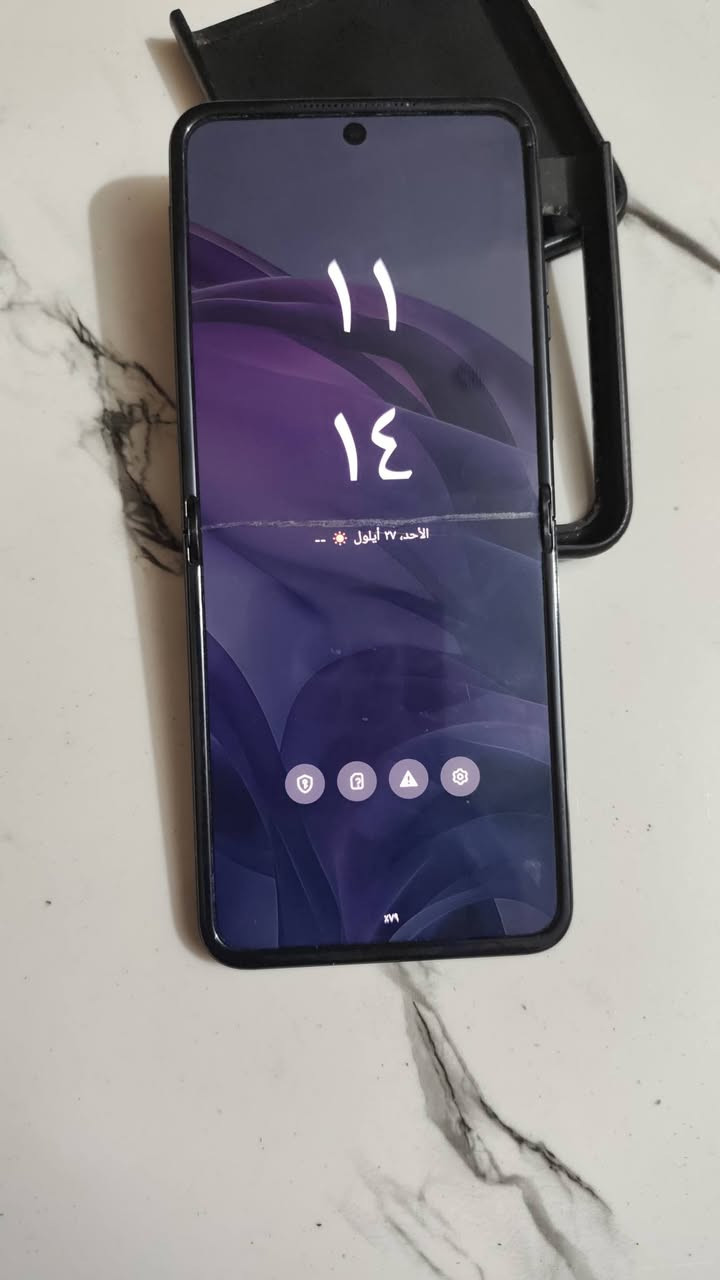 هاتف Motorola Razr 50 Ultra هو هاتف قابل للطي  الشاشة الداخلية: من نوع LTPO AMOLED بحجم 6.9 بوصة، بدقة FHD+، وبمعدل تحديث عالٍ يبلغ 165 هرتز.المعالج: كوالكوم [Snapdragon 8s Gen 3] ثماني النواة.الذاكرة والرام: مساحة تخزين داخلية 256 رام12الكاميرات الخلفية: مزدوجة بدقة 50 + 50 ميجابكسل.الكاميرا الأمامية: بدقة 32 ميجابكسل. تفاصيل اكثر  تعال وتساب سعره مناسب  (مراوس او بيع)
