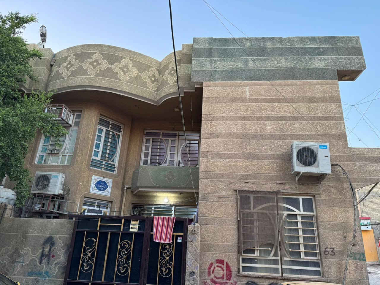 ، السلام عليكم بيت للبيع زراعي الشعلة شارع أبو هاتو البيت بناء سنه ٢٠١٨بناء البيت رفت ١٠٠مربع طابقين  بيت ركن معه كافه الخدمات من ماء وكهرباء كامل مكمل الطابق لأول  يحتوي البيت على استقبال الطول10mوالعرض اربعه سقف ثانوي معه مطبخ ×حمام#وغرفه نوم وتواليت خارجي 
الطابق الثاني يحتوي على ٣غرف وحمام وهول 
وبيتونه ملاحضه البيت يصلح لاستثمار الاستقبال تصلح محلات معه وجود درج خارجي يصل إلى الطابق الثاني السعر 130هاتف ***********
