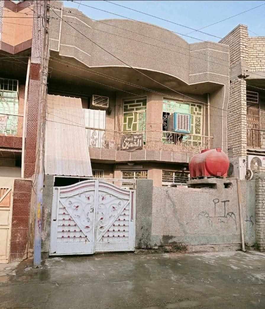 بيت 150متر طابقين يحتوي الطابق الاول غرفتين كبار مع استقبال حمام كبير ومطبخ منور جانبي ومنور خلفي والطابق الثاني يحتوي على 4غرف  يعني مجموع الغرف 6خدمات عنوان البيت ام الكبر والغزلان قرب حسينية الكتاب والعتره قرب أسواق ابو جعفر علمأ الفرع قصير قريب على الساحة أي ستفسار اتصل على الرقم ***********
